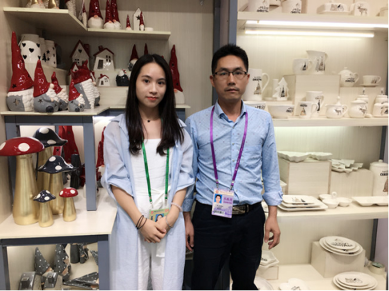 中国古代工艺品，琳琅满目，种类繁多。从精致的玉器到色彩斑斓的瓷器，每一种都承载着深厚的文化底蕴和精湛的手工艺技术。